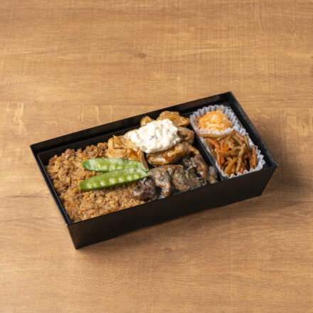 炭火照り鶏重～いぶりがっこマヨを添えて～