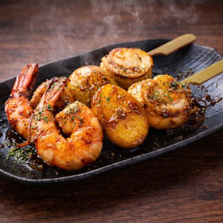 特大海老と帆立とジャガイモの『にんにくバター醬油』海鮮串焼き